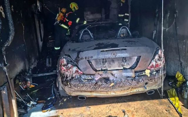 Při požáru garáže v Přerově shořel sportovní Mercedes. Jeden člověk se zranil