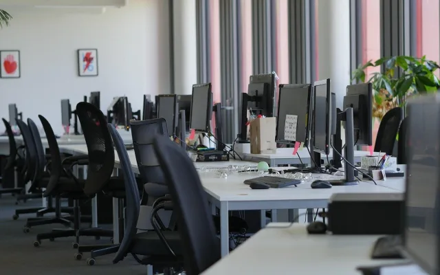 KOMENTÁŘ: Nejsou lidi? Nebo už jen nejsou lidi za cenu, na kterou jsme zvyklí?