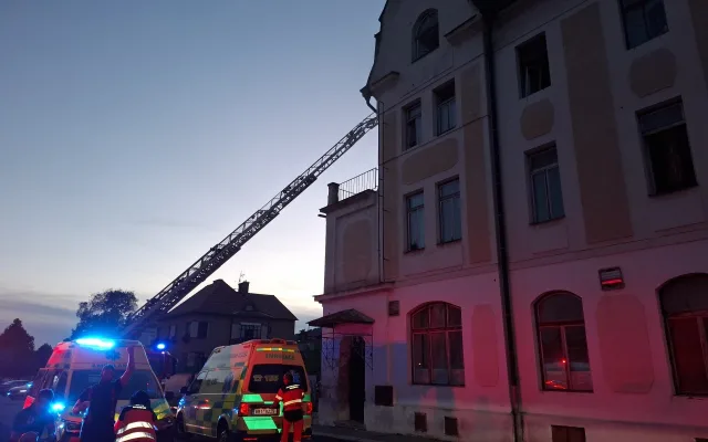 Masivní požár zasáhl ubytovnu v Šumperku, ke zraněným letěl i vrtulník