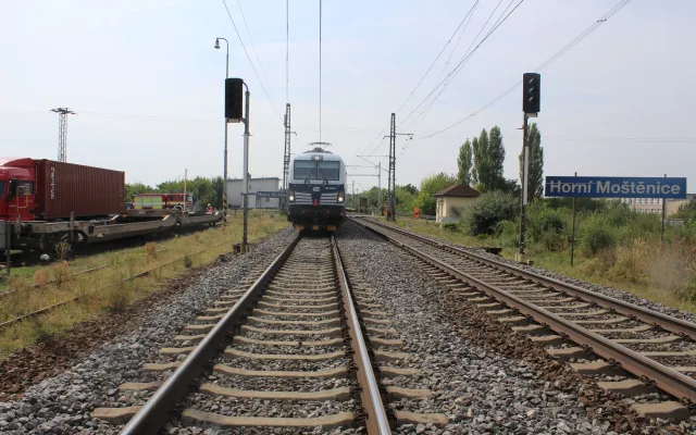 Řidičku oslnilo slunce, vjela na železniční přejezd u Přerova. Málem ji smetl vlak