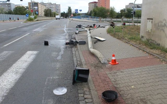 Řidič hnojil křižovatku v Přerově. Omylem stiskl tlačítko, rameno smetlo dva chodce