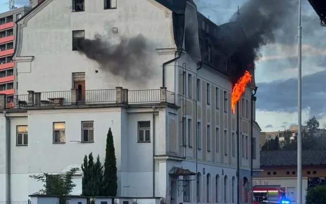 Masivní požár zasáhl ubytovnu v Šumperku, dva zranění v kritickém stavu
