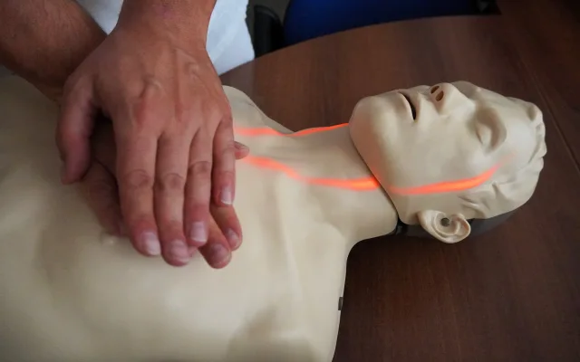 Figurína je při správné resuscitaci podsvícená