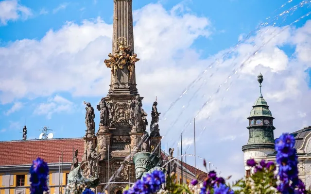 Z opraveného Sloupu Nejsvětější Trojice v Olomouci zmizelo lešení