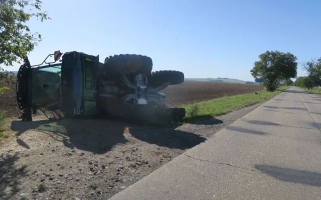 Traktor v příkopu, škoda za milion. Mladý řidič se u Žešova vyhýbal nákladnímu vozu