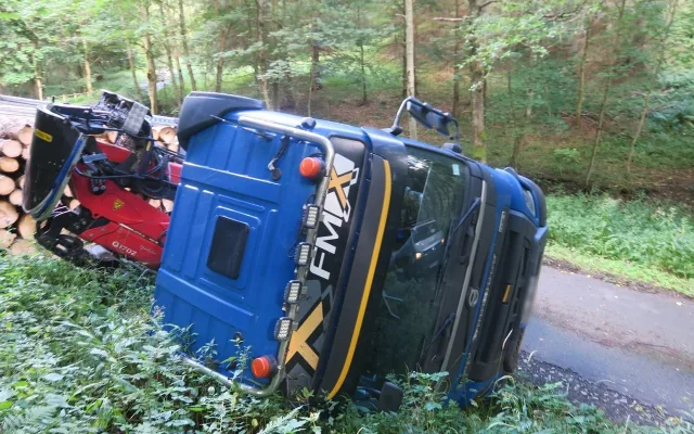 Na Šumpersku řidič převrátil mnohatunovou soupravu se dřevem. Naštěstí se nezranil