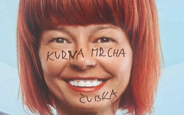 Vulgarity, výzvy k smrti, hákové kříže. Vandal ničil předvolební plakáty v Prostějově