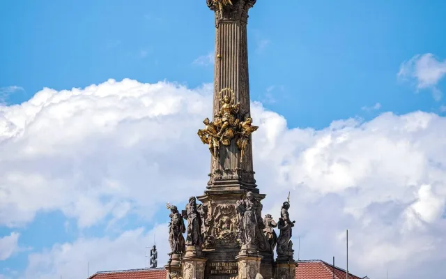 Z opraveného Sloupu Nejsvětější Trojice v Olomouci zmizelo lešení
