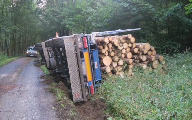 Řidič na Šumpersku převrátil mnohatunovou soupravu se dřevem. Naštěstí se nezranil