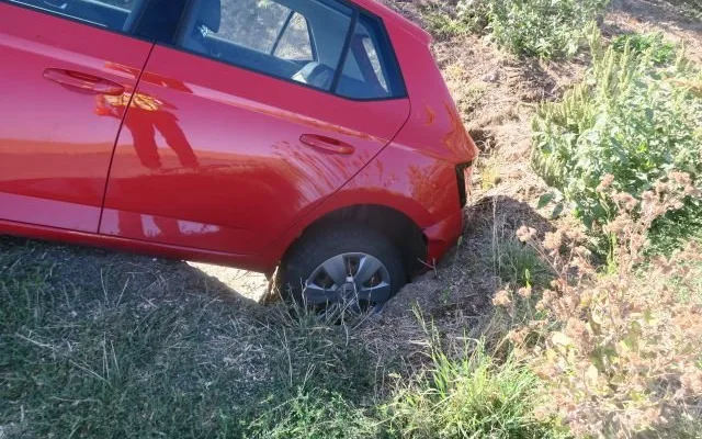 Silně opilý řidič se na Prostějovsku netrefil na polní cestu. Skončil v příkopu