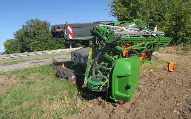 Traktor v příkopu, škoda za milion. Mladý řidič se u Žešova vyhýbal nákladnímu vozu