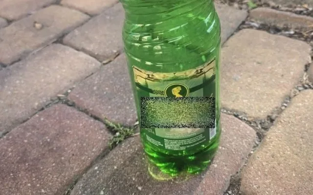 Žena nestihla vypít dva litry vína, když šli strážníci. O láhev se pak s nimi tahala