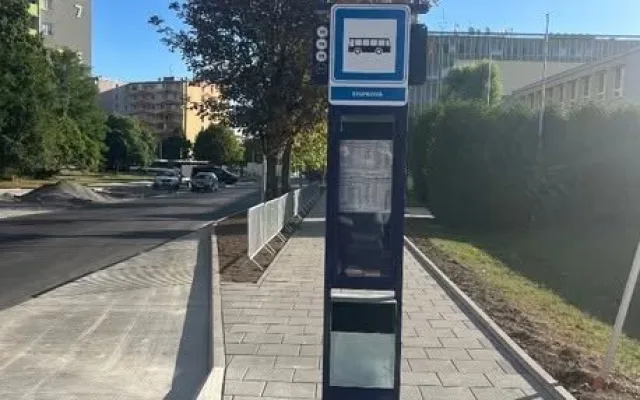 S mírným zpožděním skončily opravy Stupkovy. Přibyla třicítka parkovacích míst