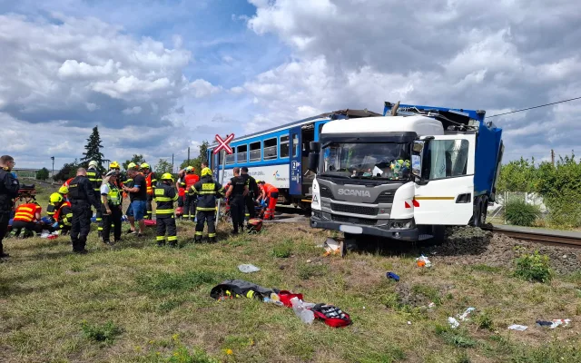 Osobní vlak se na přejezdu v Prostějově srazil s popelářským vozem. Sedm zraněných