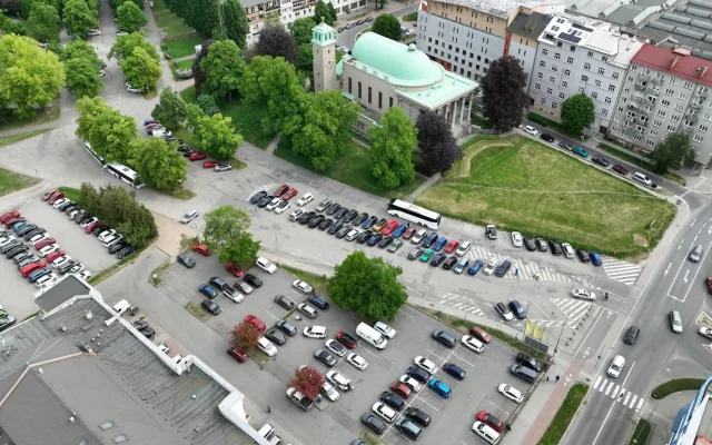 Radnice couvá. Na dvou místech v Olomouci bude parkování mimo špičku dál zdarma