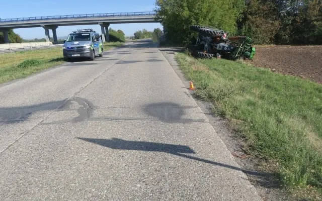 Traktor v příkopu, škoda za milion. Mladý řidič se u Žešova vyhýbal nákladnímu vozu