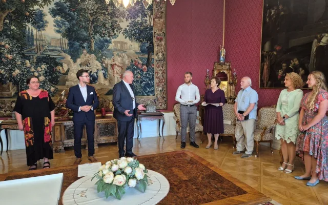 Rodina darovala arcibiskupství cennou pergamenovou listinu a vzácnou pečeť