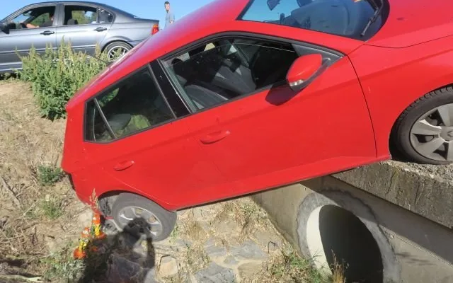Silně opilý řidič se na Prostějovsku netrefil na polní cestu. Skončil v příkopu