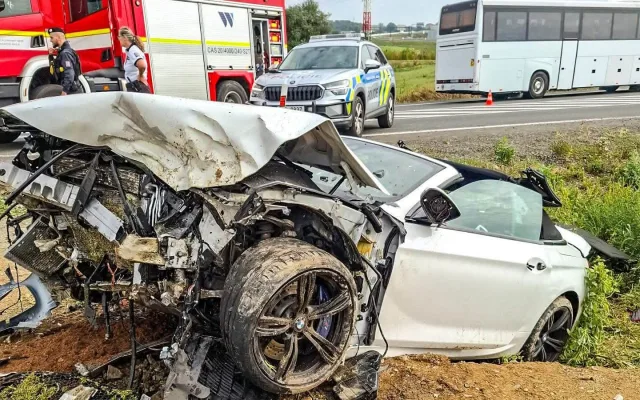 Vážná nehoda u Přerova. BMW vyjelo ze silnice, zasahoval vrtulník