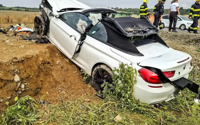 Vážná nehoda u Přerova. BMW vyjelo ze silnice, zasahoval vrtulník