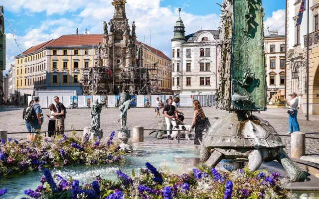 Z opraveného Sloupu Nejsvětější Trojice v Olomouci zmizelo lešení