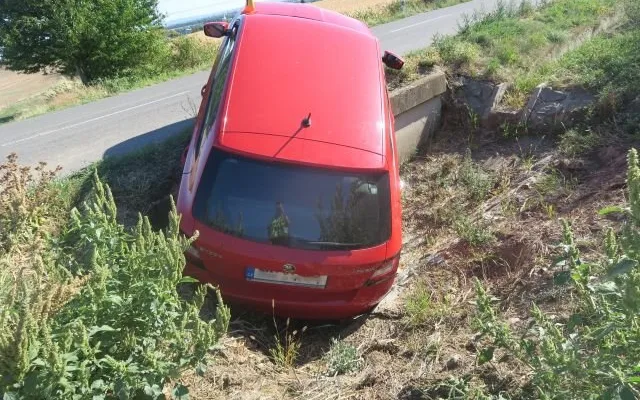 Silně opilý řidič se na Prostějovsku netrefil na polní cestu. Skončil v příkopu