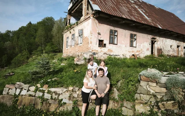 Povodeň jim vzala dům krátce po svatbě. Rodině Trnčákových pomohl Člověk v tísni