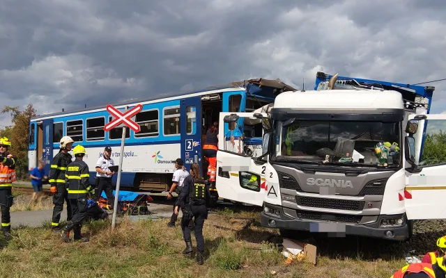 Osobní vlak se na přejezdu v Prostějově srazil s popelářským vozem. Sedm zraněných