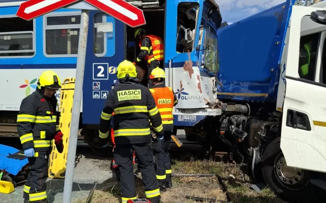 Osobní vlak se v Prostějově srazil s popelářským vozem. Starší řidič motorák přehlédl