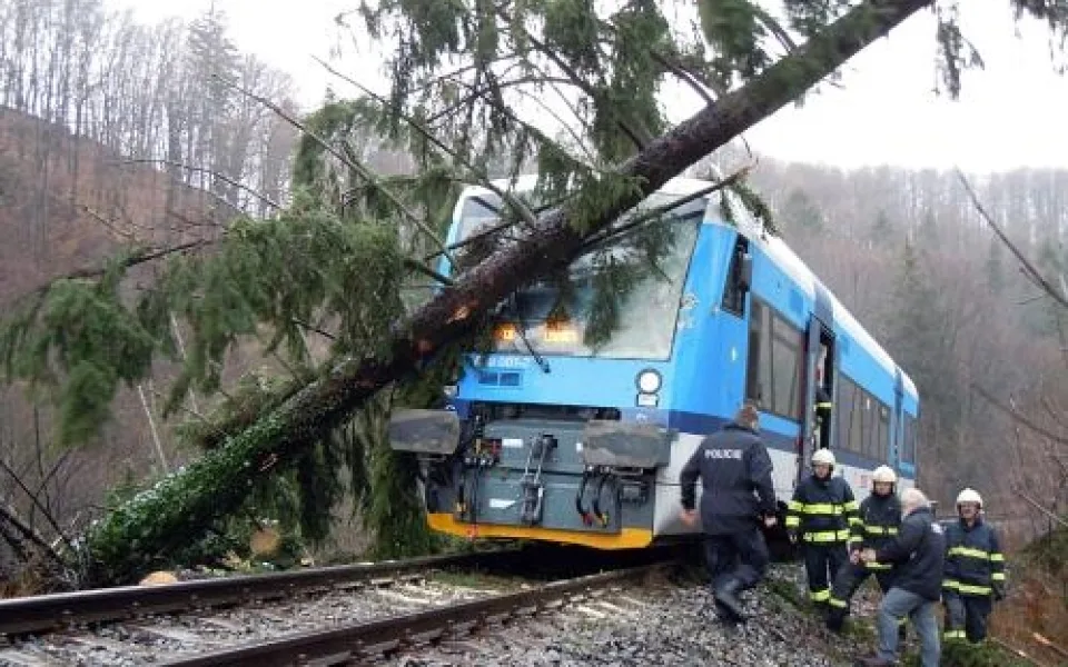 Strom přes železnici
