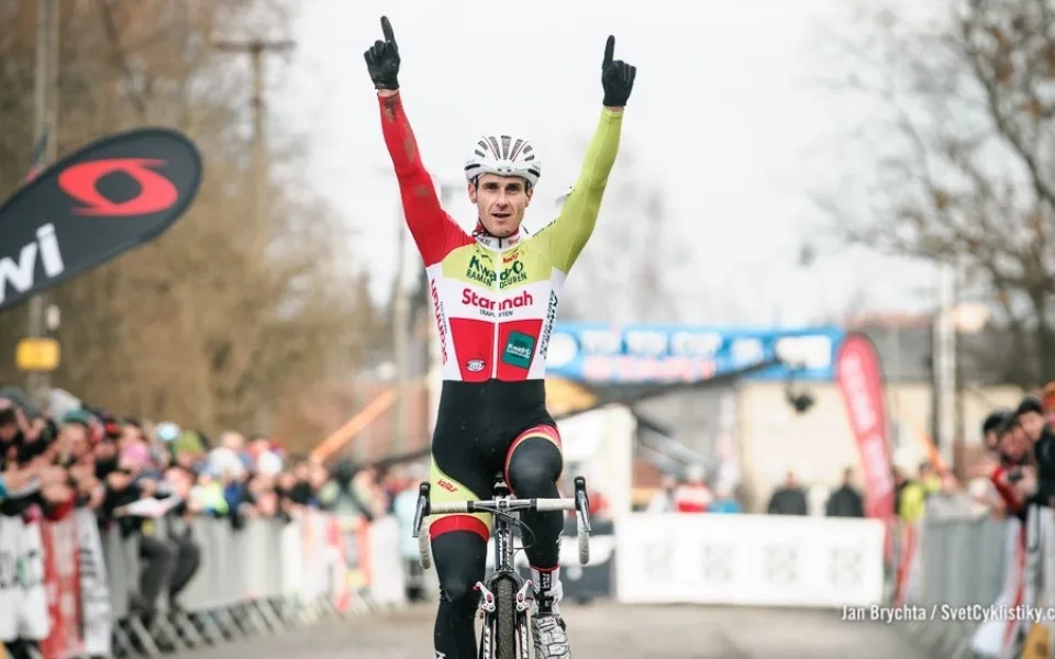 Cyklista na cílové rovince