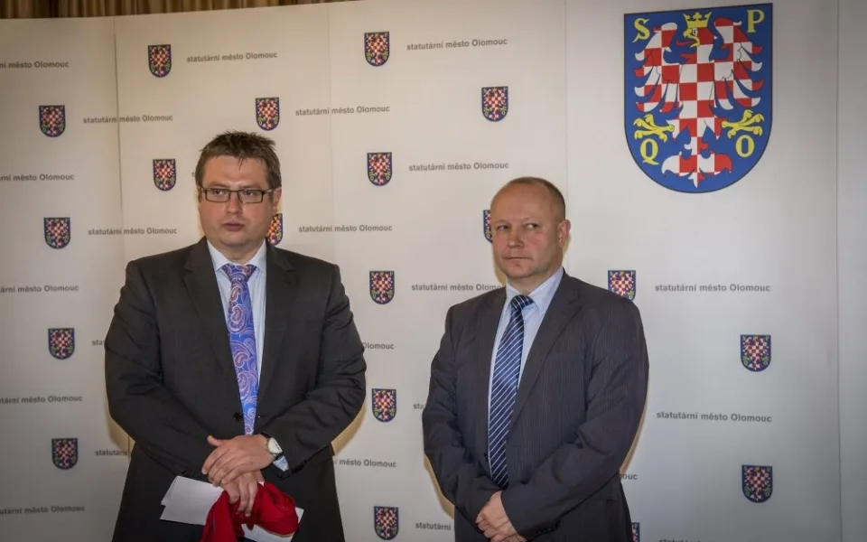 Primátor Martin Major a předseda organizačního výboru pro přípravu Mistrovství Evropy do 21 let Petr Fousek z Fotbalové asociace ČR. Foto: MMOl/Jan Andreáš