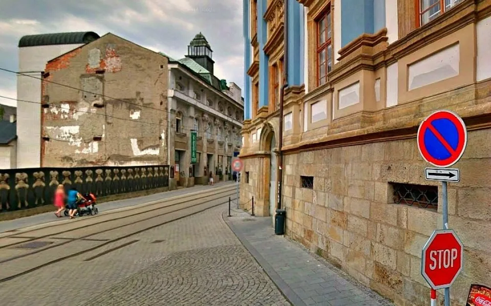 Podloubí pod starou univerzitní budovou už nebude dělat ostudu. Foto: google