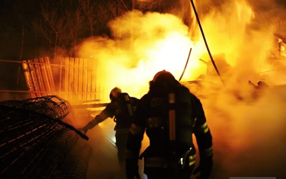 Požár zničil sklad soukromé firmy. Foto: hzscr.cz