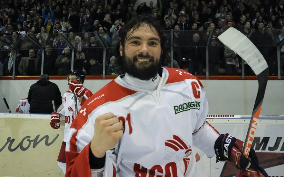 Jakub Bartoň při oslavách postupu do extraligy Foto HC olomouc