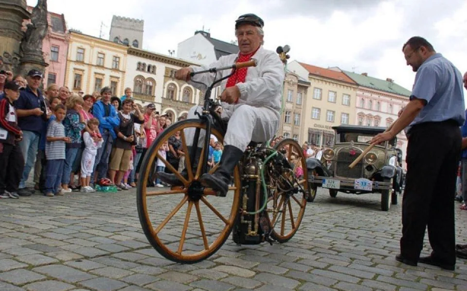 Motorky a auta z dob rakousko-uherské monarchie uvidí Horní náměstí v Olomouci.