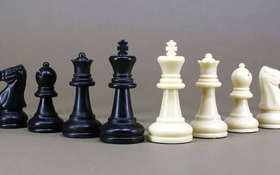 800px-Chess_Set
