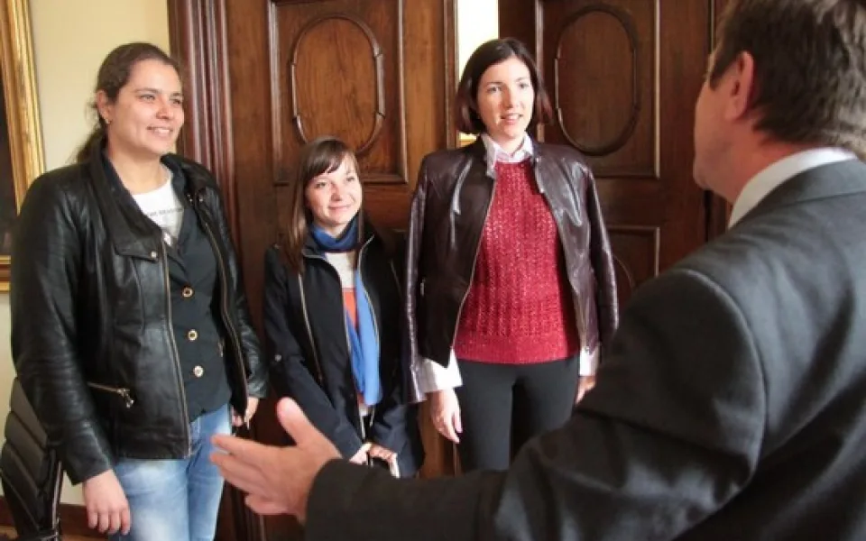 Oděsanky Anastasija Fialkovská, Olha Nestěrenková a Juliana Kichajová dnes navštívily rektora. Foto: Pavel Konečný, www.upol.cz