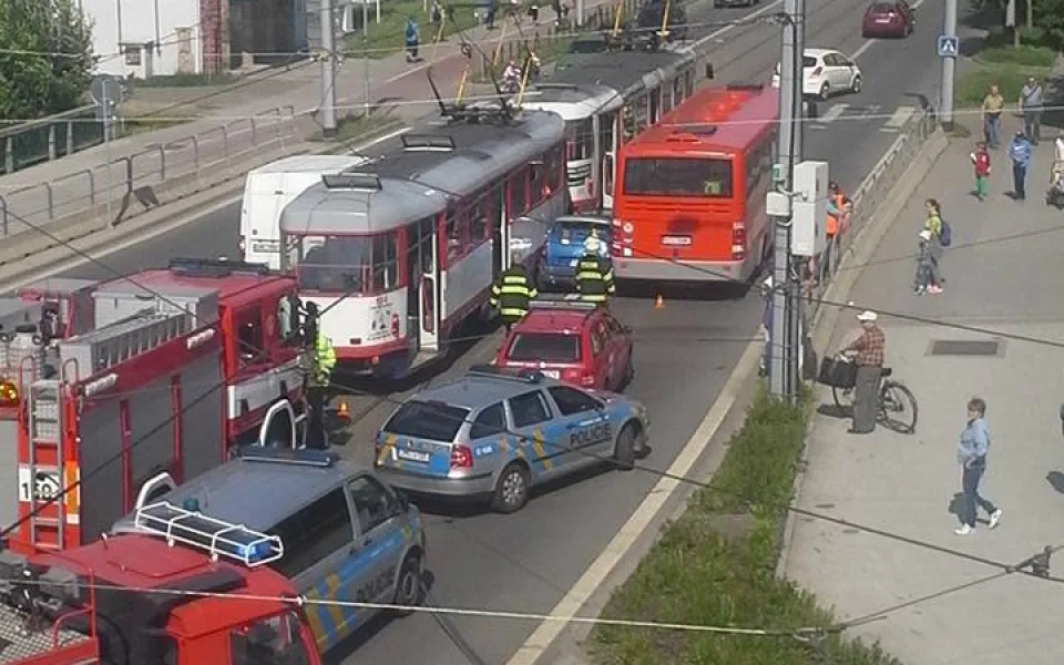 Řidiči autobusu a tramvaje o kolizi u Šantovky: Stalo se to jinak, než sdělila veřejnosti policie