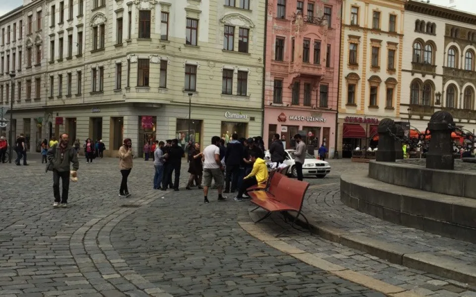 O incidentu na náměstí panují neshody, jinak mluví policie, mluvčí iniciativy i rektor univerzity