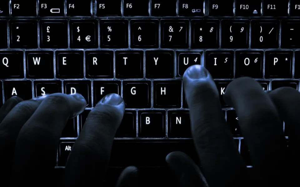 Žena poslala heslo ke svému účtu kamarádce na Facebooku, naletěla hackerovi