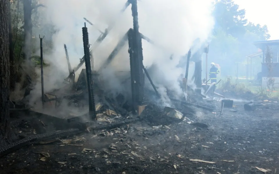 VIDEO: Na Prostějovsku hořely dvě chaty, není vyloučeno cizí zavinění