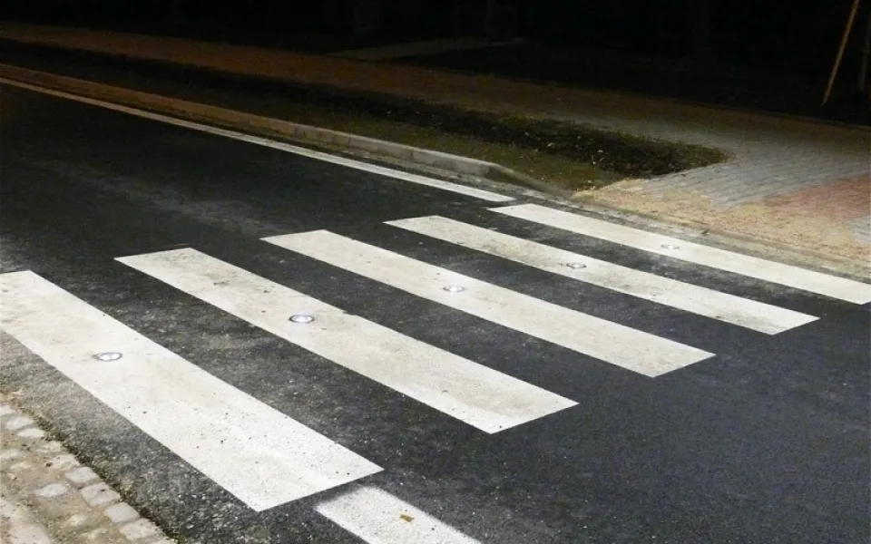 Dívka vběhla na přechod přímo před projíždějící auto, to ji srazilo