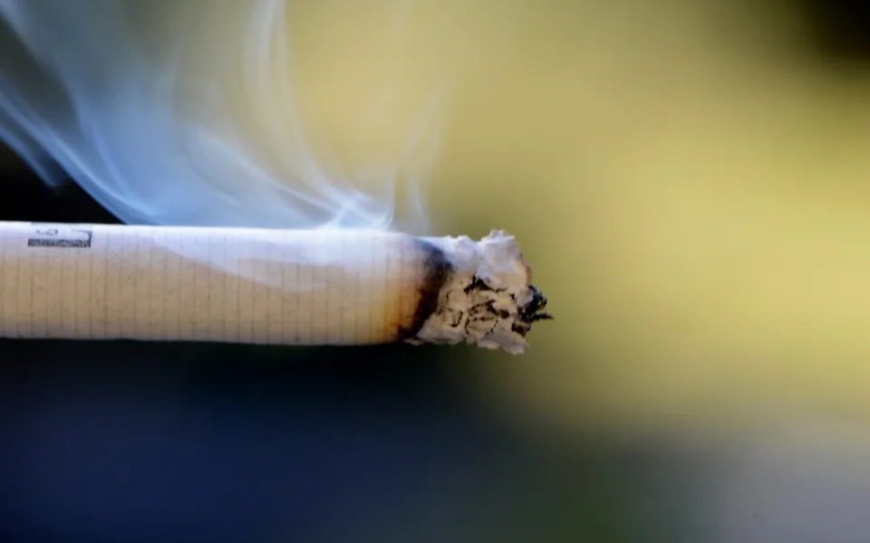 Rozbil skleněnou výplň obchodu, odnesl si desítky krabiček s cigaretami