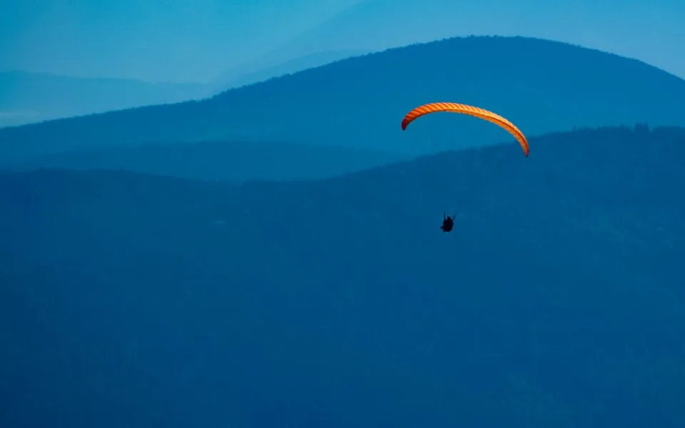 Na Dolní Moravě se v neděli zřítil paraglidista