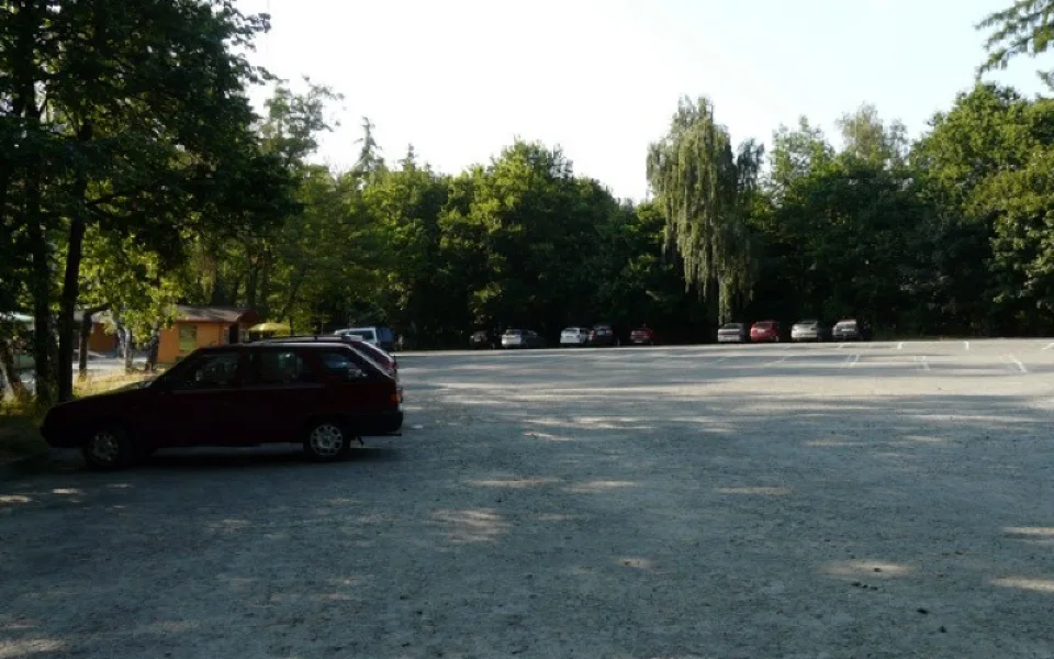 Město se snaží vyřešit nedostatek parkovacích míst v okolí zoo, pomoci má studie