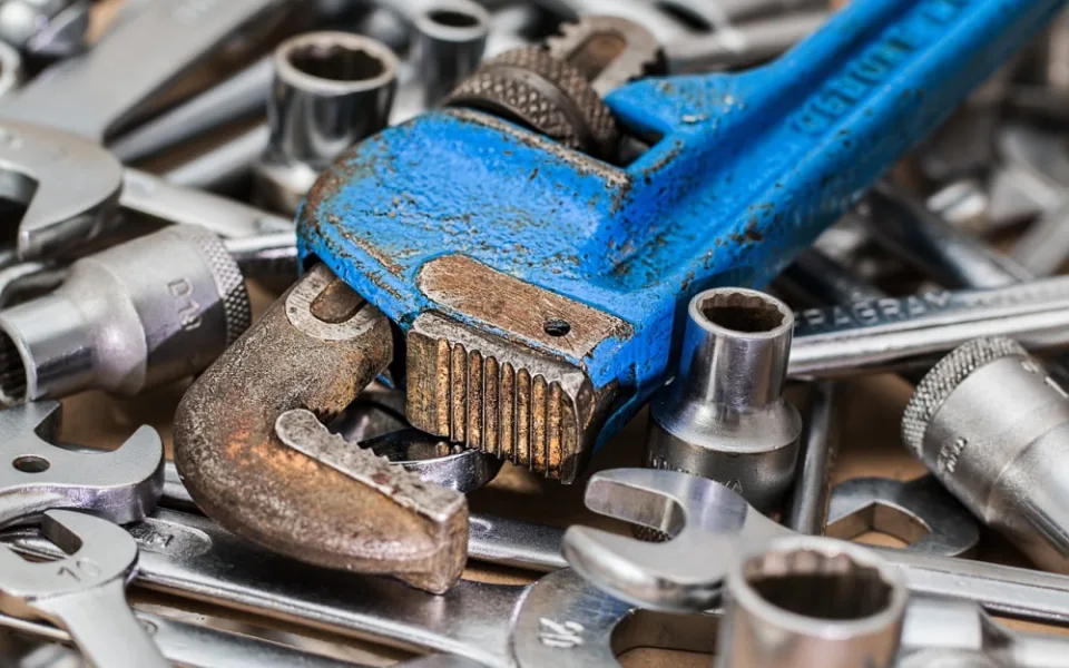 Při opravě hydraulického ramene zahynul devětačtyřicetiletý muž