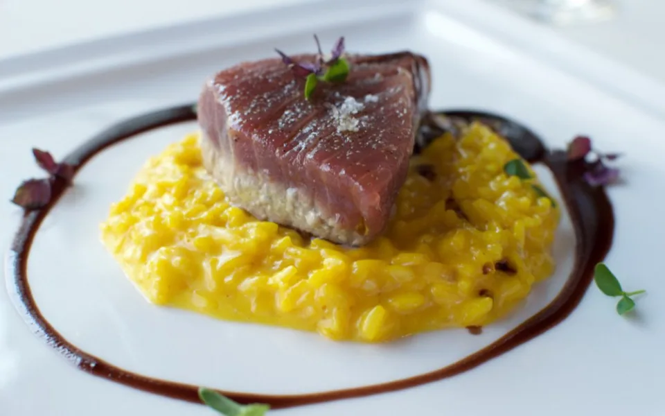 Grilovaný tuňák, šafránové rizoto, vinná demi glace
