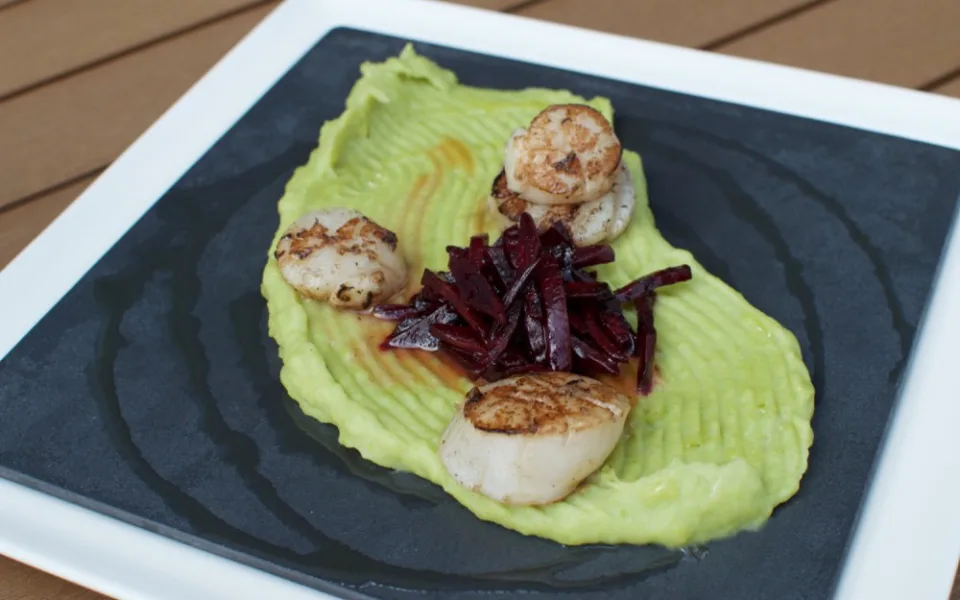 Mušle sv. Jakuba na grilu, hráškové purée, glazovaná řepa