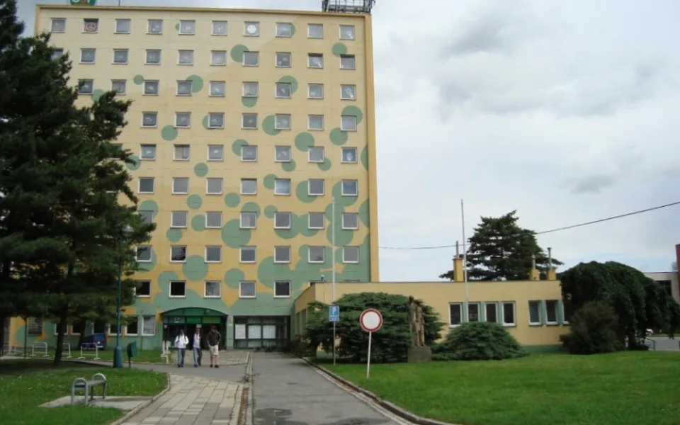 Policie obvinila studenta, který napadl svého učitele